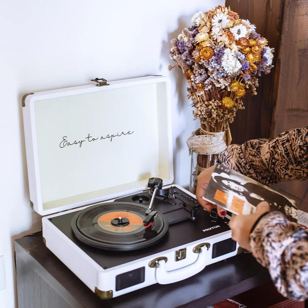 PRIXTON - VC400 Vintage-Vinyl-Plattenspieler | Vinyl-Player & Konverter über Bluetooth & USB | 2 ein