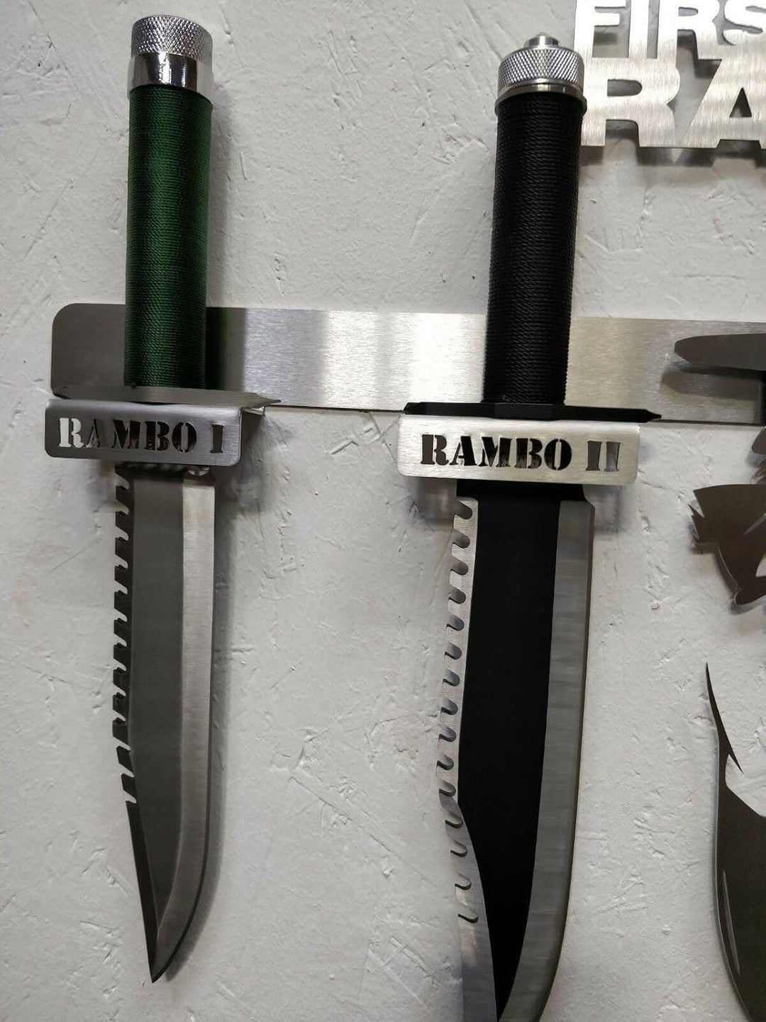 Generisch Arizona Outlet Rambo-Messer-Set 1 2 3 und 4 und Edelstahl Design Wand Halterung