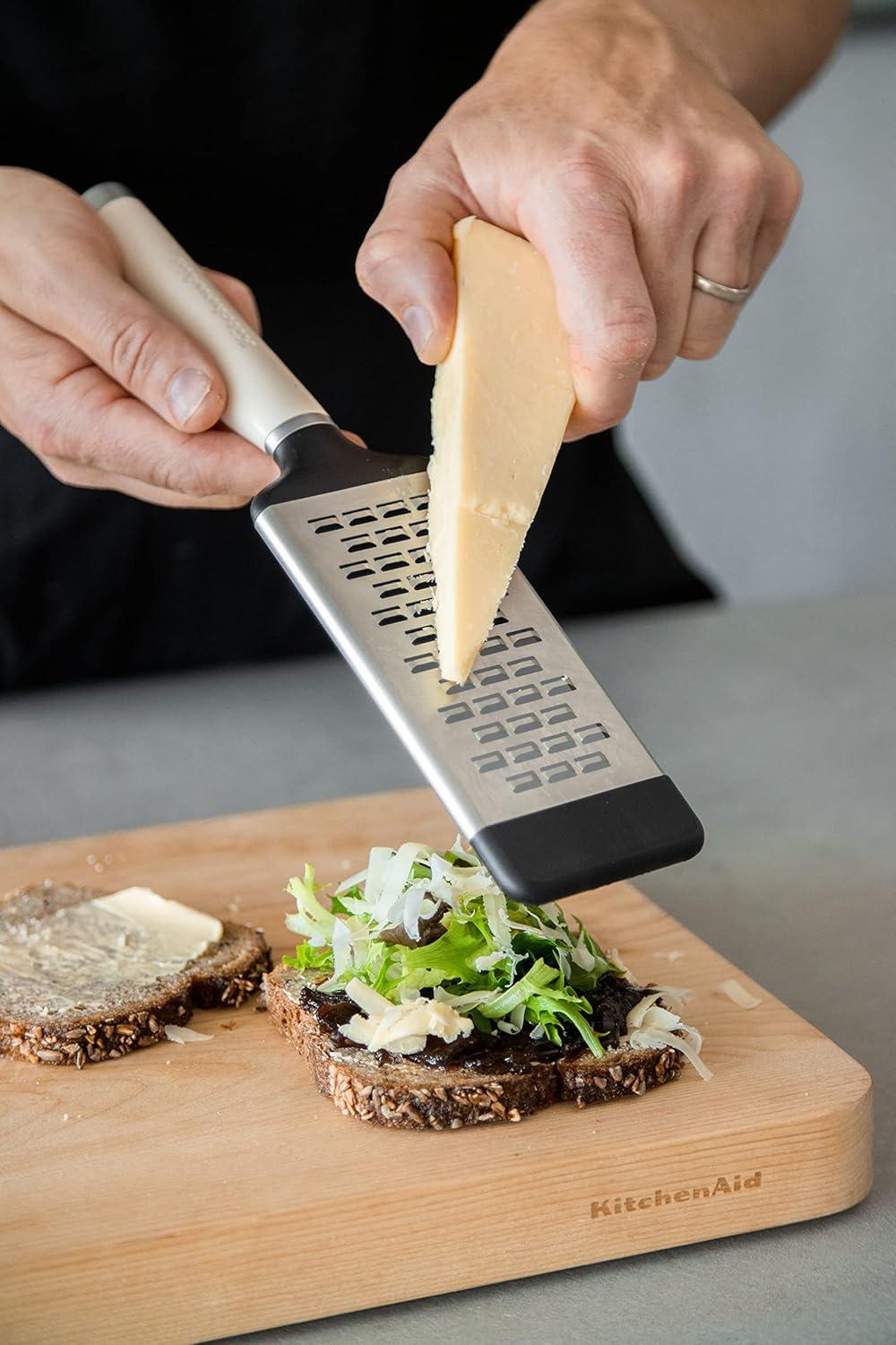 KitchenAid Käsereibe, 2-seitige Reibe aus geätztem Edelstahl mit mittelfeinen Reibelöchern – Almond