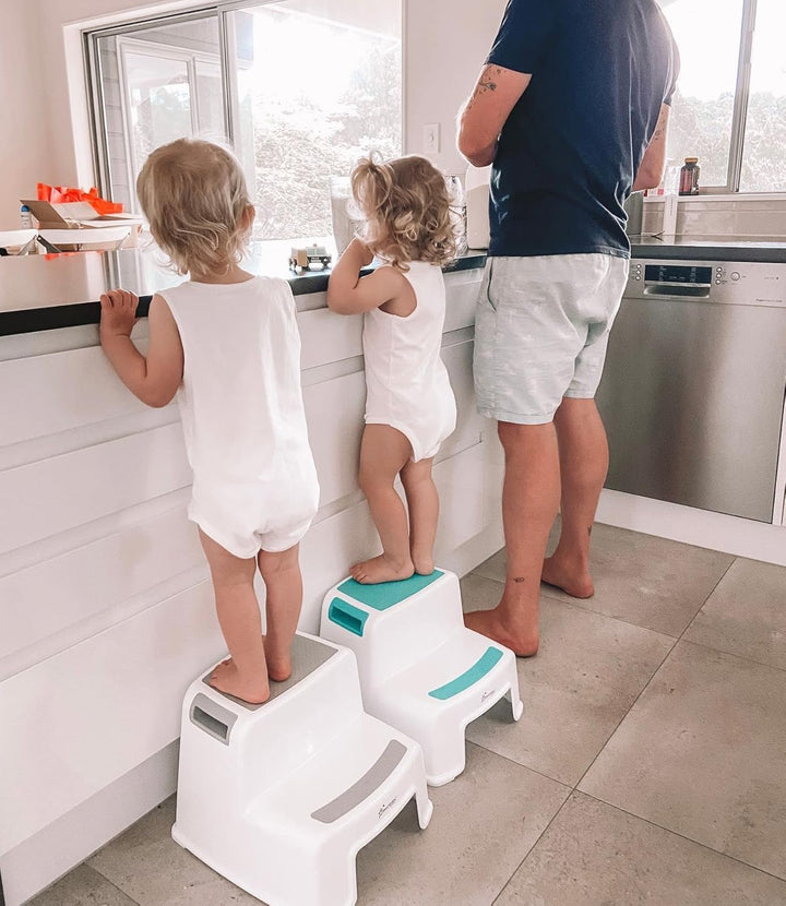 Dreambaby F687 Kinder-Tritthocker Tritt-Schemel Kinderschemel Anti-Rutsch, zweistufig, weiss/grau Gr