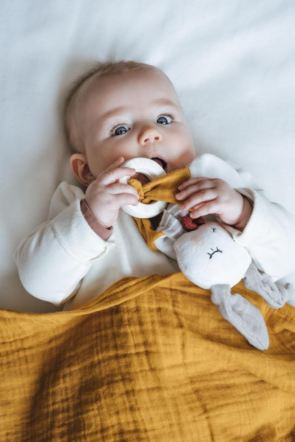 kikadu Naturkautschuk-Beissring Hase - Babyspielzeug aus 100% GOTS-zertifizierter Bio-Baumwolle