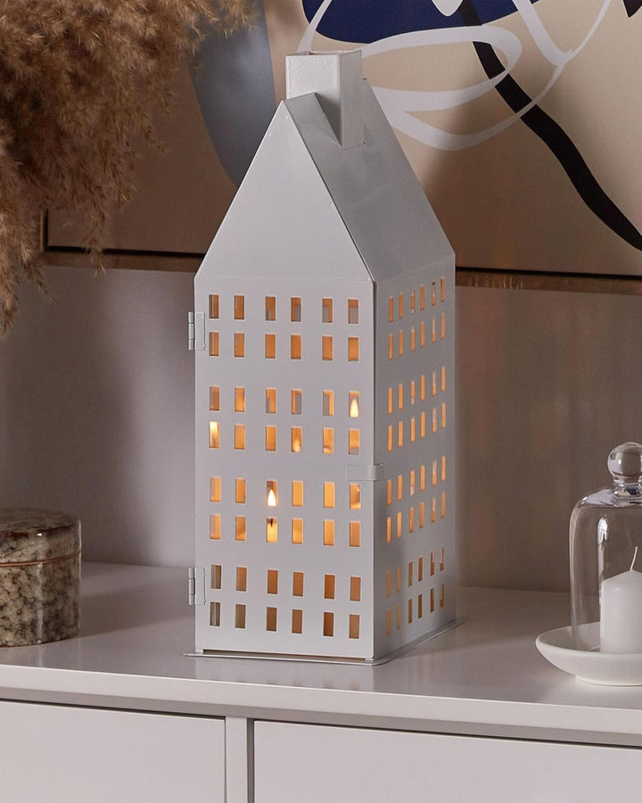 Laterne weiss Metall mit Glaseinsatz Hausmotiv fensterförmige Löcher 40 cm Dolok
