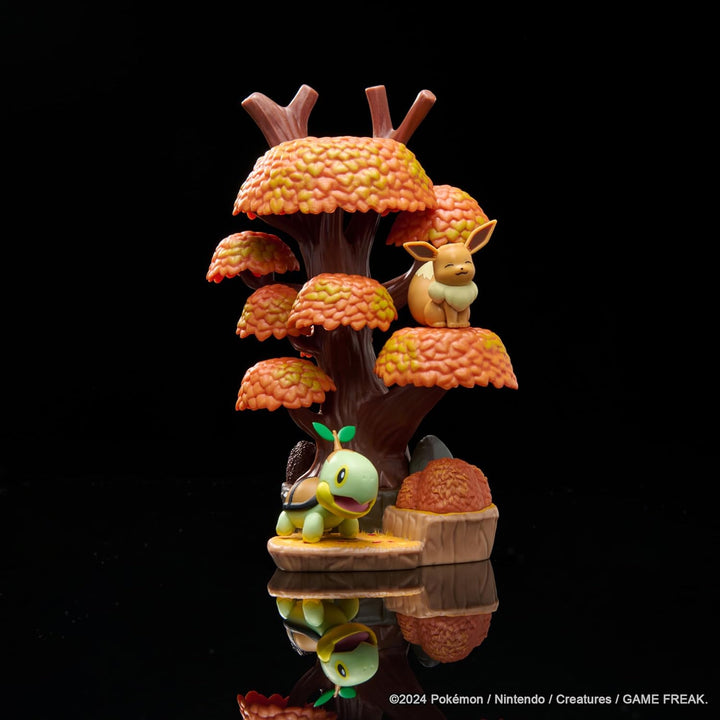 Pokémon PKW3683 - Select Environment Herbstbaum 15 cm mit Evoli und Chelast, offizielles Figuren Set