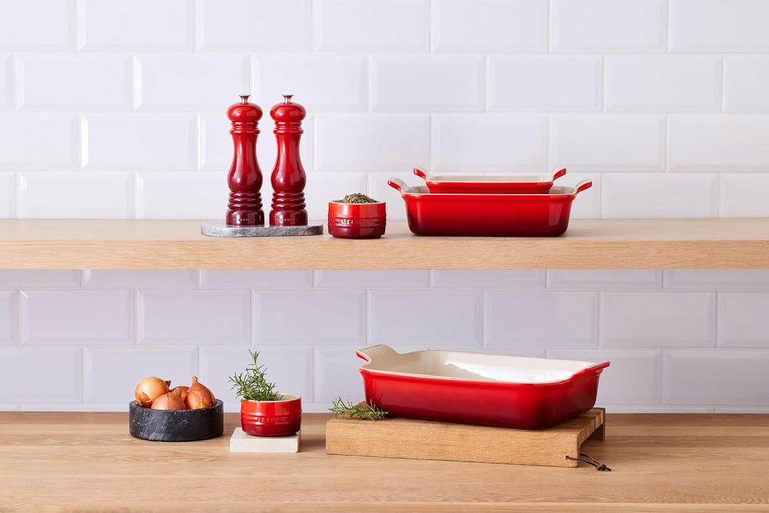 Le Creuset Rechteckige Auflaufform Tradition aus Steinzeug, 32 cm, 2.31 kg, Kirschrot, 7110232060000