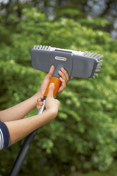 Gardena Bodenwasch-Set: Praktisches Reinigungsset für Terrasse und Garten, enthält Cleansystem Komfo