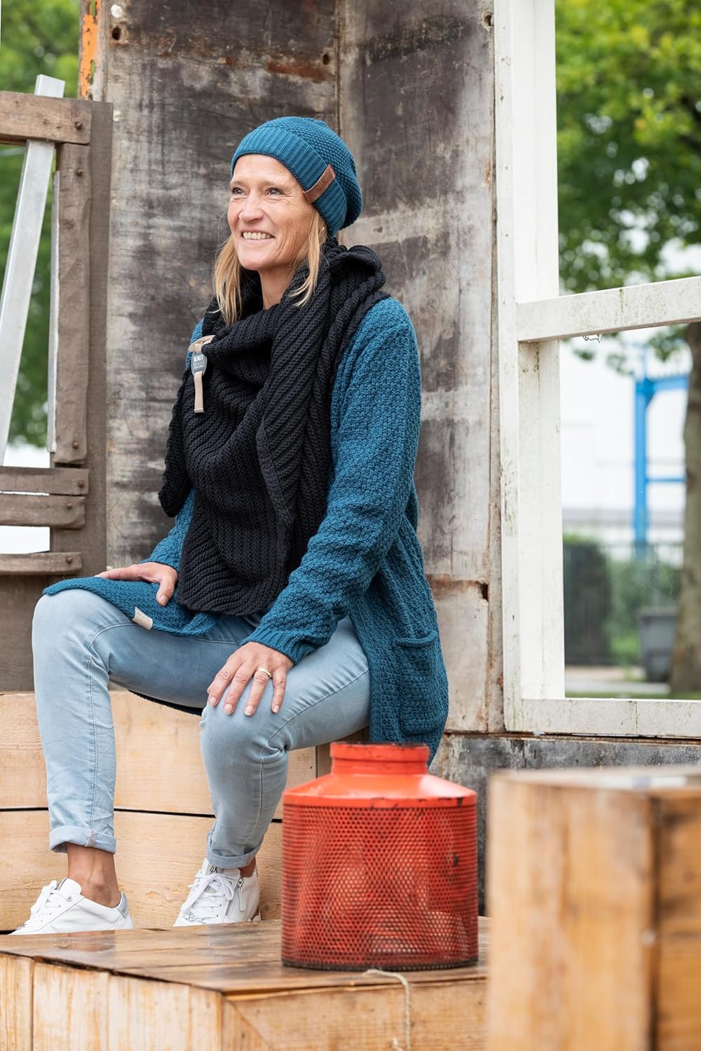 KNIT FACTORY - Demy Dreiecksschal - Damen Strickschal mit Wolle - Winterschal - Herbst & Winter Esse