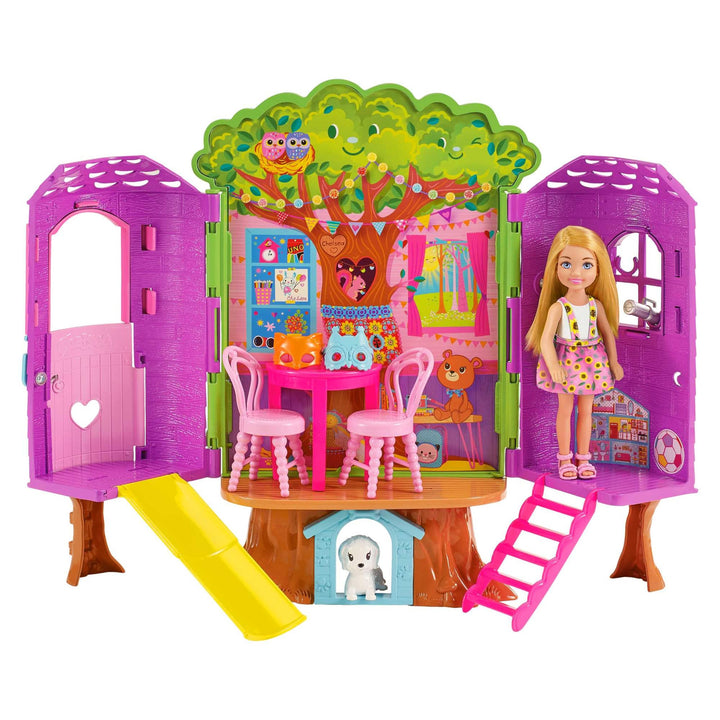 Barbie - Chelsea-Puppe und Baumhaus-Spielset mit Hündchen mit Möbeln, Rutsche und mehr als 10 Zubehö