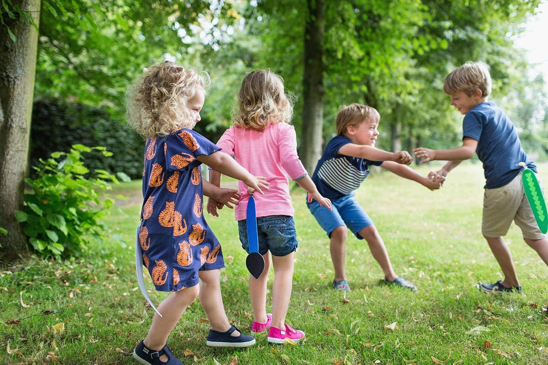 BS Toys Kompaktspiel Outdoor: Fangspiel mit Tierstäben - EIN Fangenspass für Kinder - 6 Tierstäbe mi