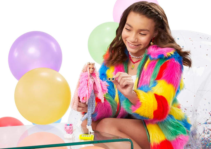 Barbie Extra, Barbie Puppe mit extra langen Haaren, inkl. Barbie Kleidung wie flauschiger Mantel und