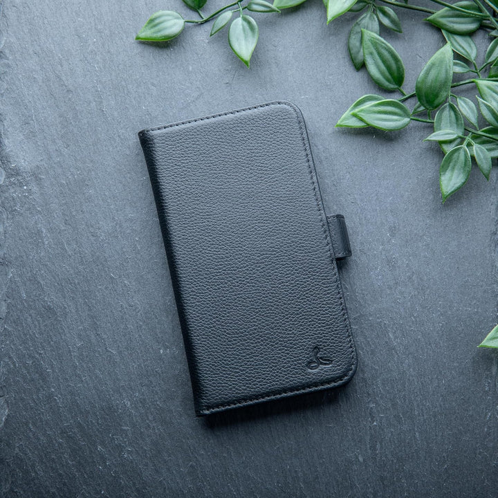 Snakehive Lederhülle für iPhone SE 2020 – Klapphülle mit Kartenfächern & Standfunktion (Geflecktes S