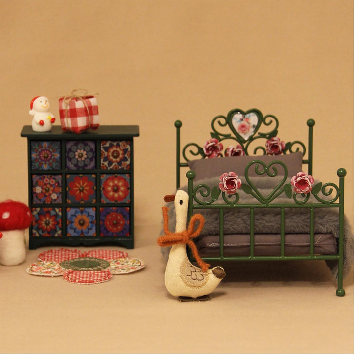 1:12 Puppenhausmöbel Viktorianisches Bett, Weisses Eisenbett mit Blumenverzierungen & Abnehmbarer Be