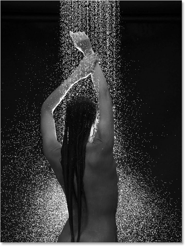 wandmotiv24 Leinwandbild Starke Frauen, Hochformat, Frau unter der Dusche M0138 80L x 60B cm Leinwan