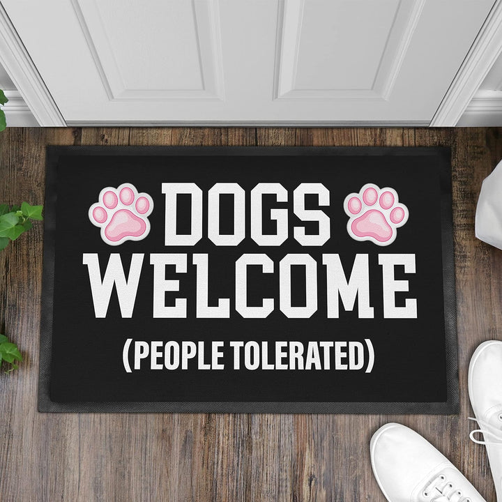 Trendation - Dogs Welcome People Tolerated Lustige Hunde Besitzerin Fussmatte Geschenk 60x40 cm