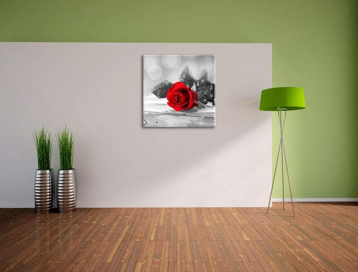 Pixxprint schöne Rose auf altem Holztisch schwarz/weiss, Format: 70x70 auf Leinwand, 70x70