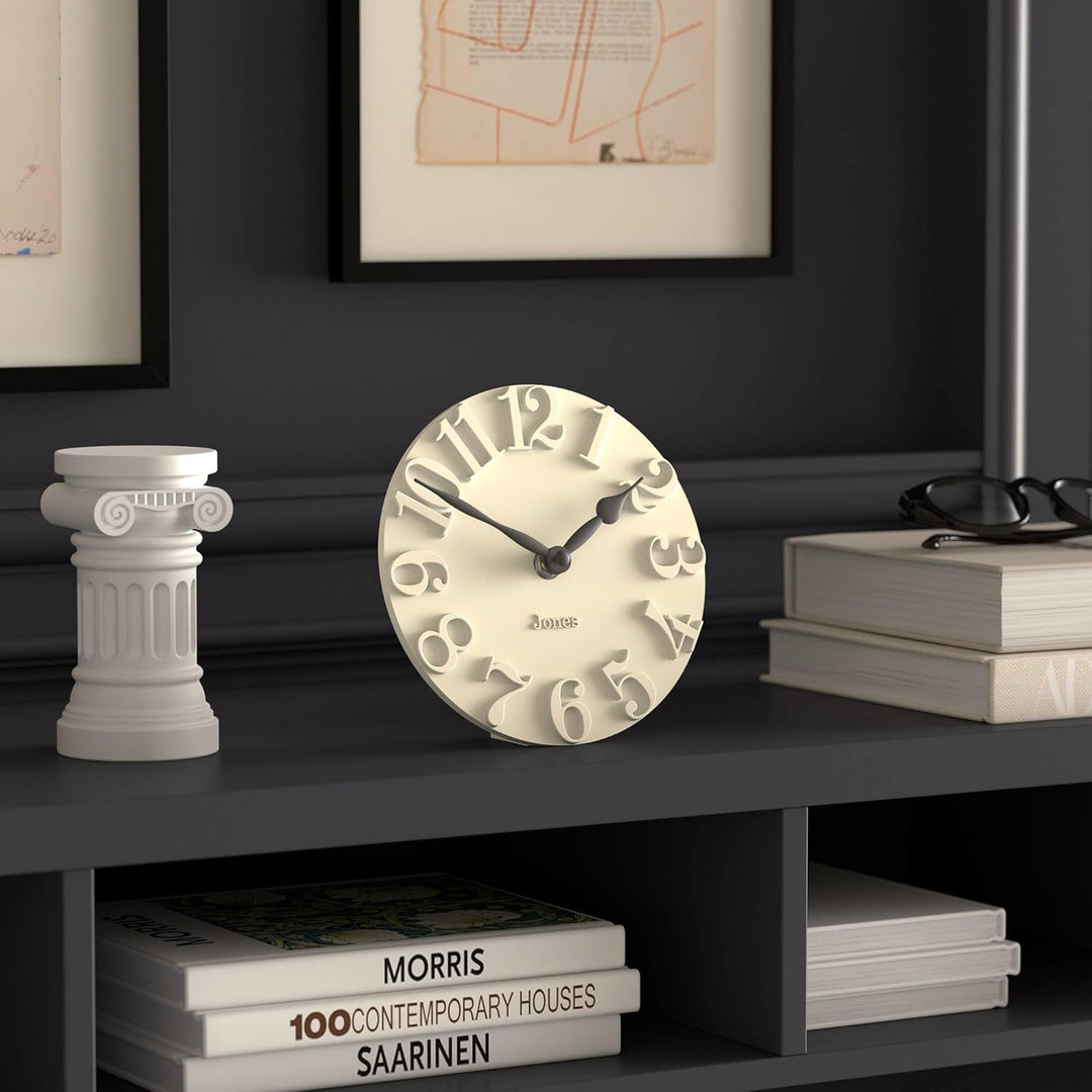 JONES CLOCKS® Hampstead Schreibtisch Uhr | Freistehend | Blasscreme | Elegante, erhabene Ziffern | I