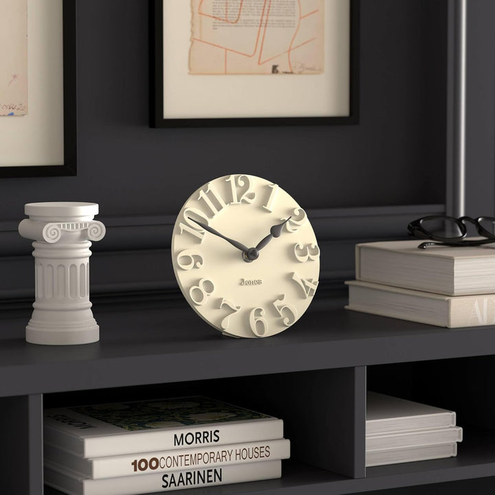 JONES CLOCKS® Hampstead Schreibtisch Uhr | Freistehend | Blasscreme | Elegante, erhabene Ziffern | I