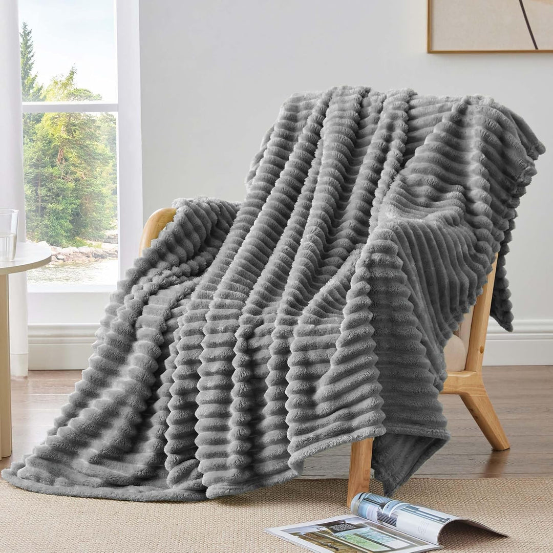 BEDELITE Kuscheldecke Flauschig Decke 150x200 - weiche XL Flanell Decken Grau für Couch, Deko Streif