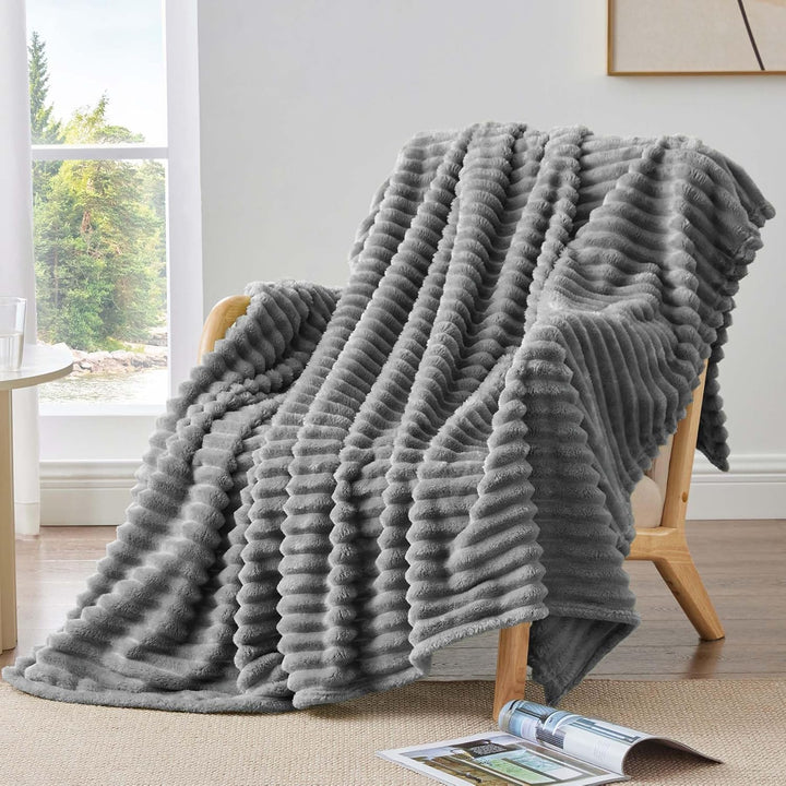 BEDELITE Kuscheldecke Flauschig Decke 150x200 - weiche XL Flanell Decken Grau für Couch, Deko Streif