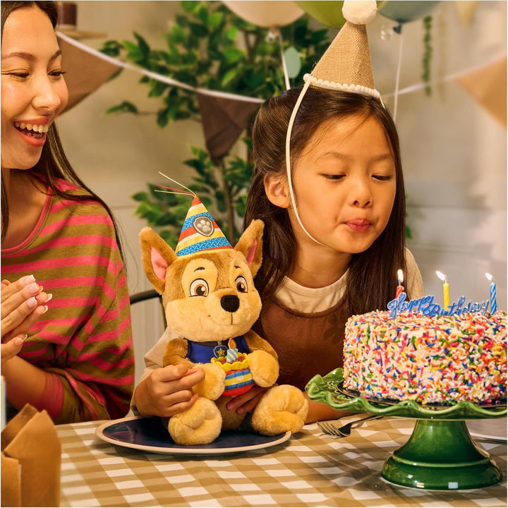 PAW PATROL Chase Kuscheltier im Geburtstagsoutfit, ab 3 Jahren | 23 cm gross | Mit Partyhut & Plüsch