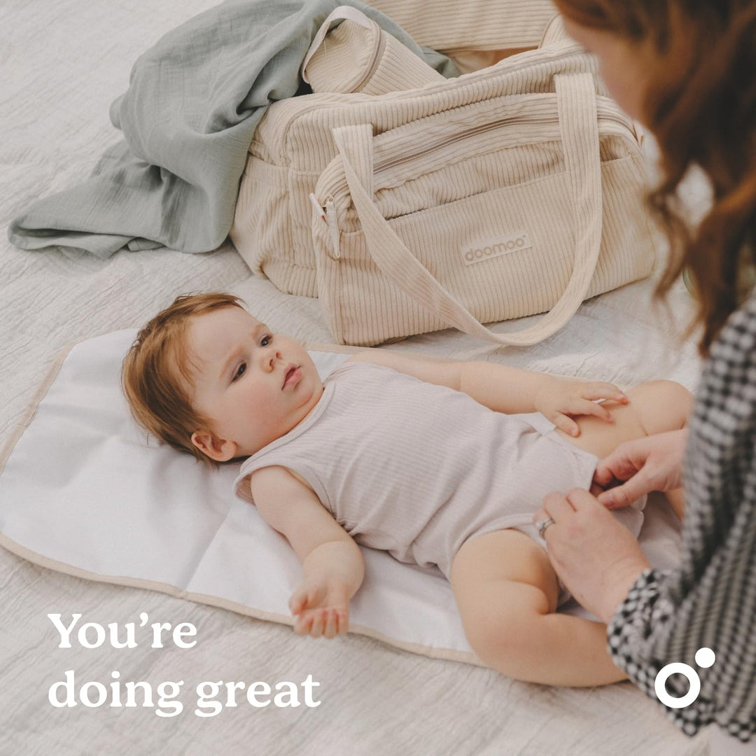 doomoo Wickeltasche Fluffy - 24l Kapazität, Abnehmbare Tasche, inkl. 8 Baby-Zubehörteile darunter Wi