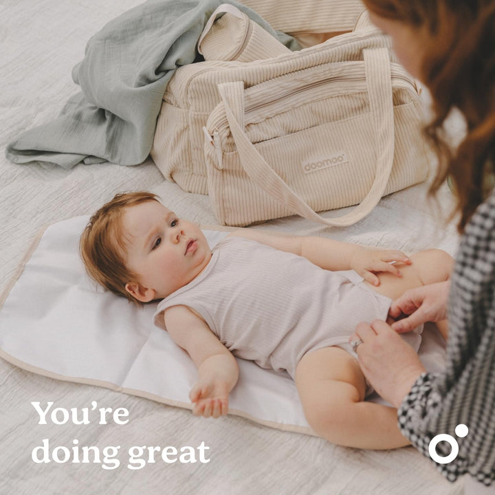 doomoo Wickeltasche Fluffy - 24l Kapazität, Abnehmbare Tasche, inkl. 8 Baby-Zubehörteile darunter Wi