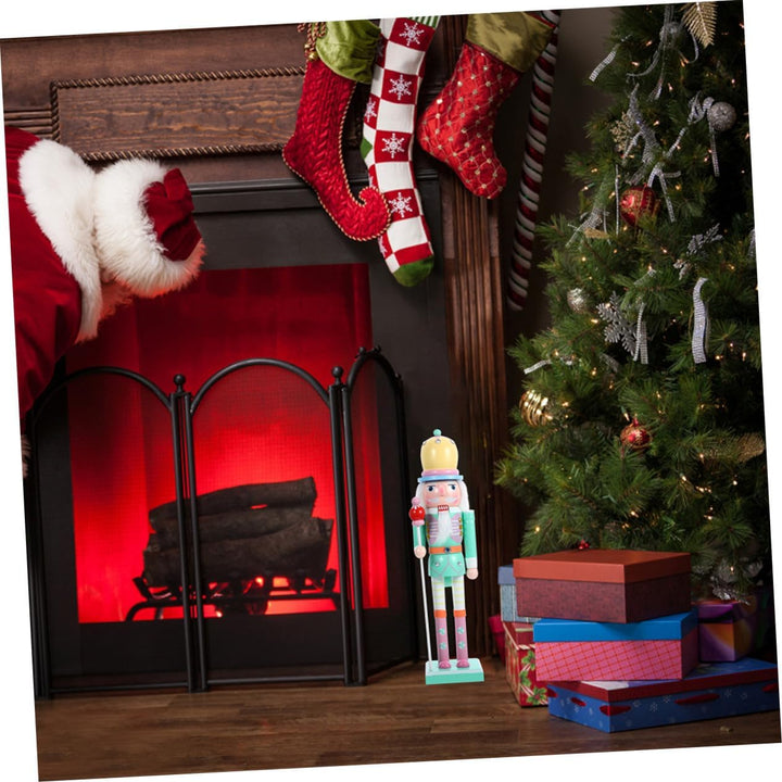 Weihnachtlicher Nussknacker Holzfigur in Pastellfarben Handgefertigte Weihnachtsdekoration für Tisch