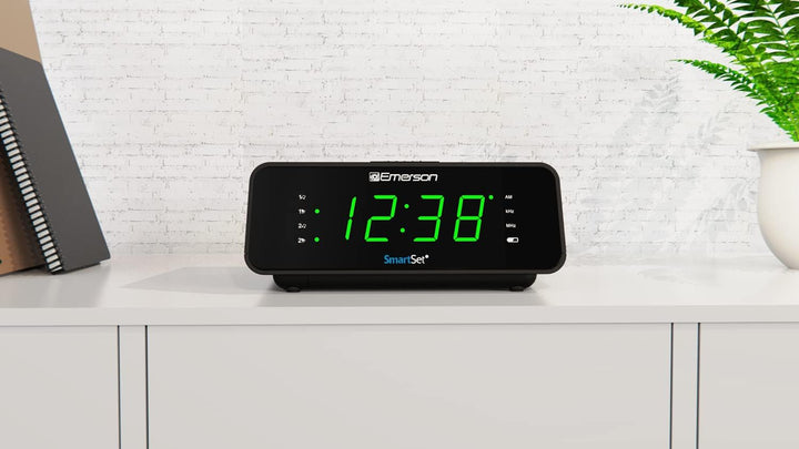 Emerson SmartSet Wecker Radio mit AM/FM Radio, Dimmer, Sleep-Timer und 0,9 Zoll LED-Display, CKS1900