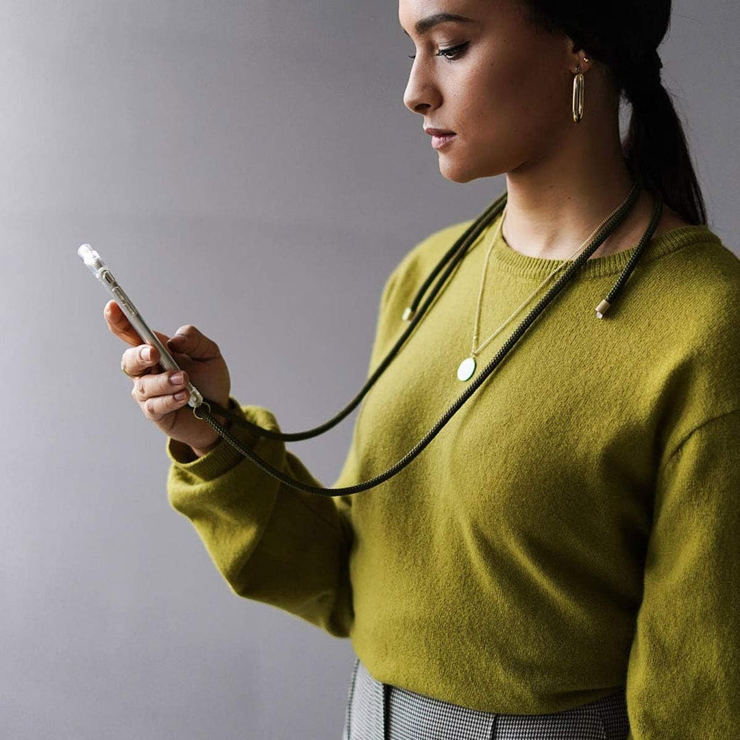 KNOK Premium Handykette für Apple iPhone 15 Pro, Olive, transparent | Silikonhülle mit fest verbunde