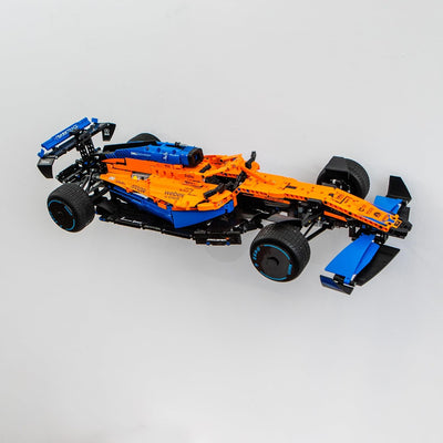 Brickify Wandhalterung kompatibel mit Lego Technic McLaren 42141 – Präsentieren Sie Ihr Auto sicher