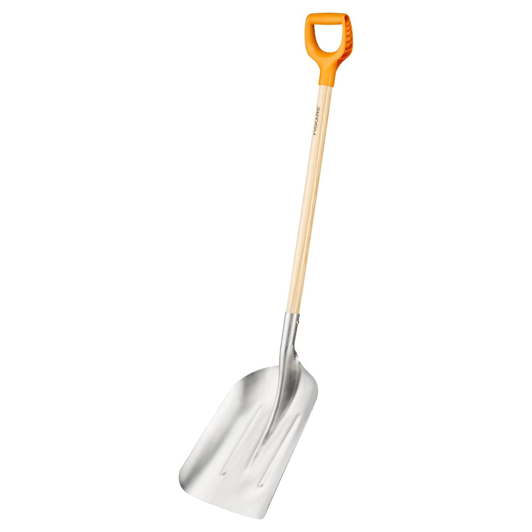 Fiskars Schnee- und Kornschaufel, Blattbreite: 31 cm, Aluminium-Blatt/Birkenholz-Stiel mit Kunststof