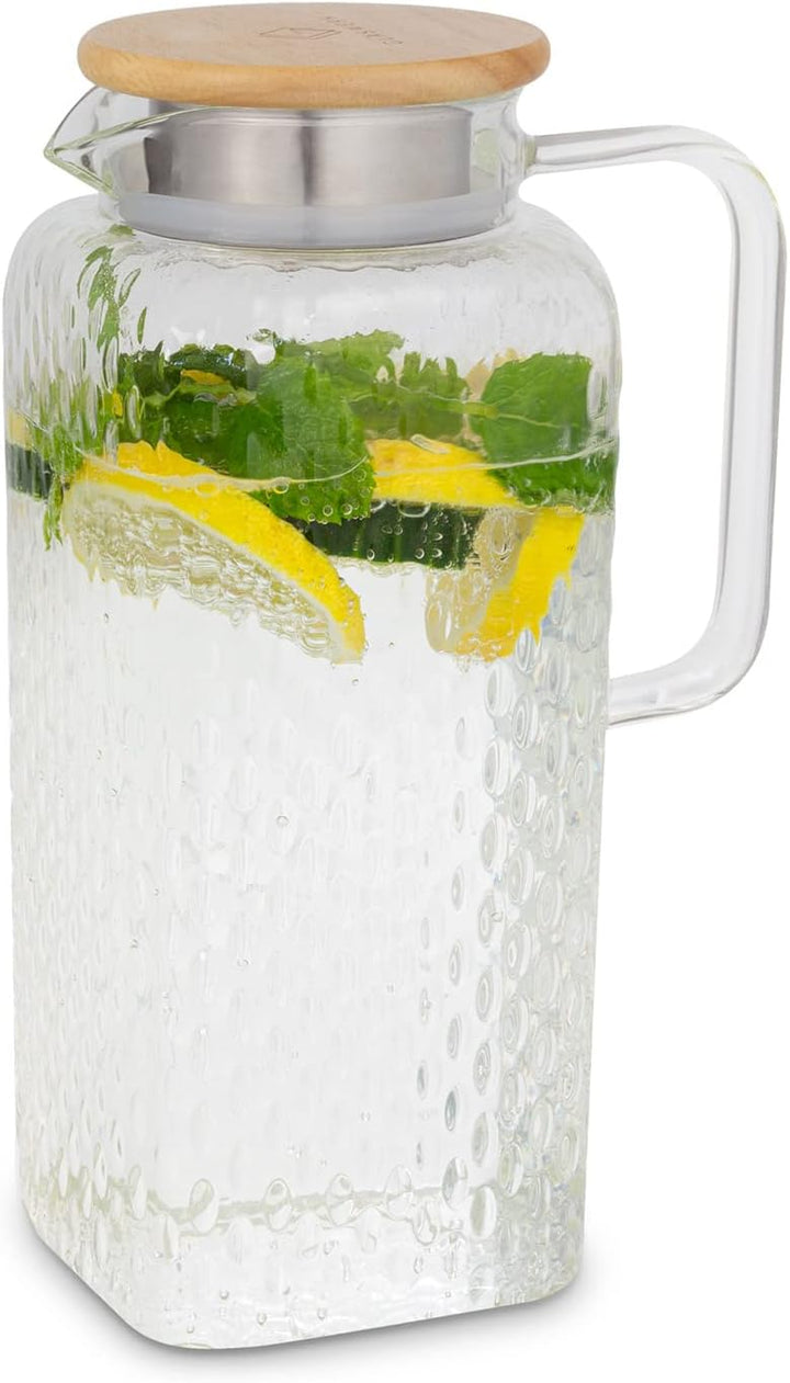 GLASWERK Glaskaraffe mit Deckel (1,9L) und Sieb im Ausguss - Wasserkrug mit Deckel - Karaffe Glas mi
