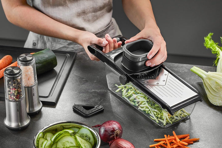 GEFU V-Hobel Julienne COLLECT | 5 Schnittstärken, 2 Klingen für 3–6mm Streifen | Mit Auffangbehälter