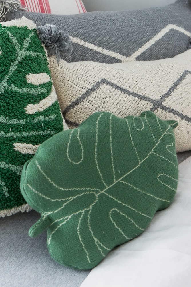 Lorena Canals Waschbares Kissen BABYLEAF für Kinderzimmer in der Farbe Grün. Handgefertigt von Kunst