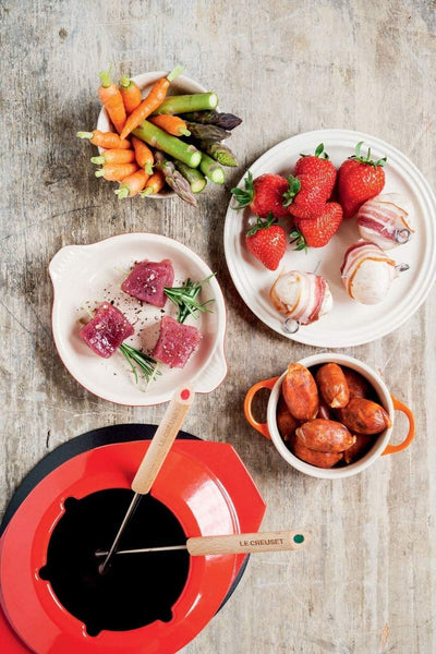 Le Creuset Gusseisen Fondue-Set, Inkl. 2 Holzgriffen, Spritzschutz, Rechaud und 6 Fonduegabeln, 2,0