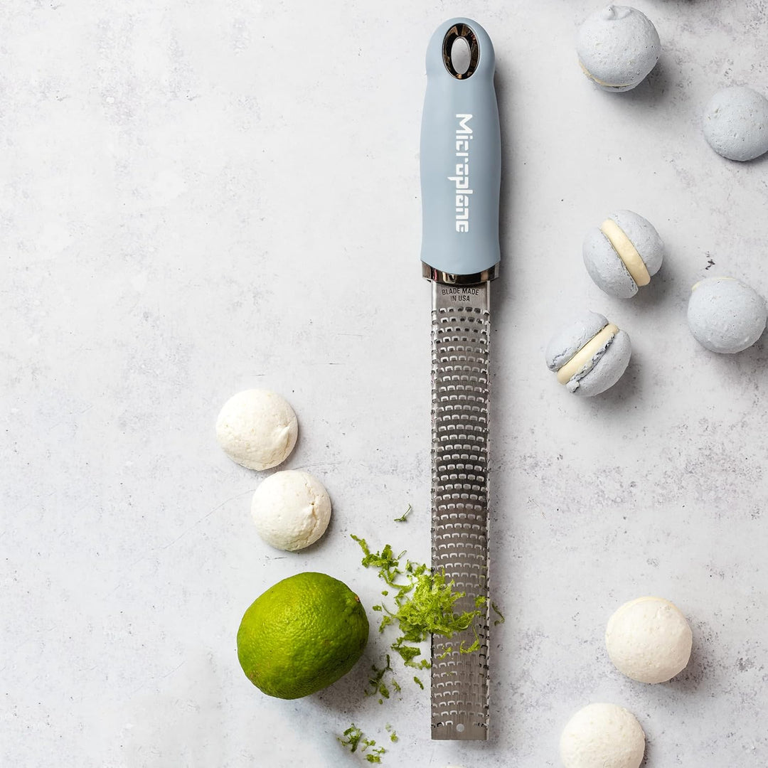 Microplane Zester Küchenreibe in Küstenblau für Zitrusfrüchte, Parmesan, Ingwer, Schokolade & Muskat