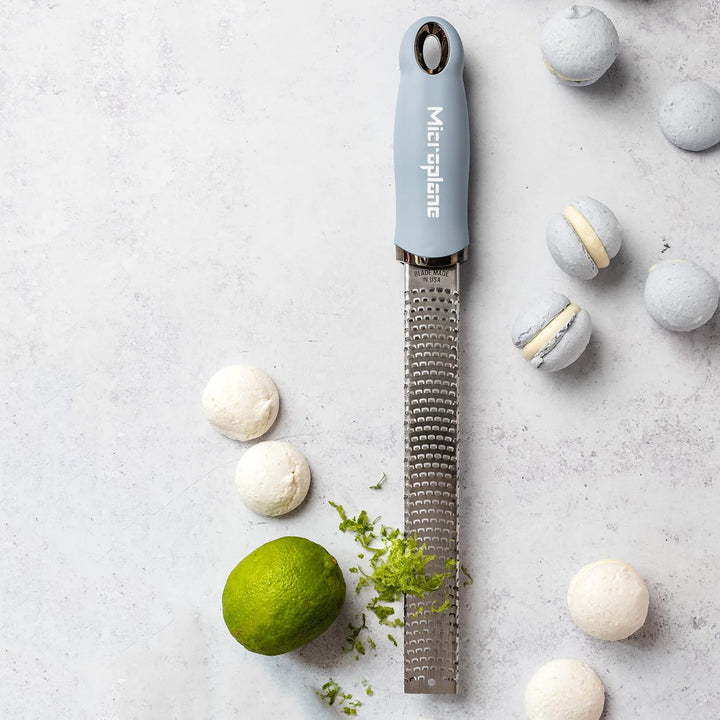 Microplane Zester Küchenreibe in Küstenblau für Zitrusfrüchte, Parmesan, Ingwer, Schokolade & Muskat
