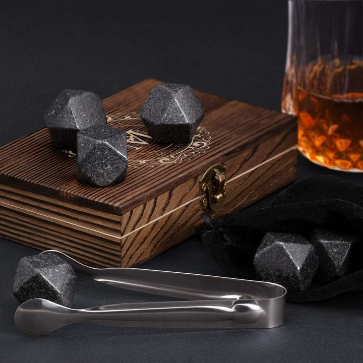 Maverton Whisky Steine Set - in Holzbox mit Gravur - 6 Eiswürfel + Zange + Velourbeutel - wiederverw