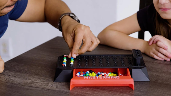 Pressman Toys Mastermind Spiel: Das Strategie-Spiel von Codemaker vs. Codebreaker