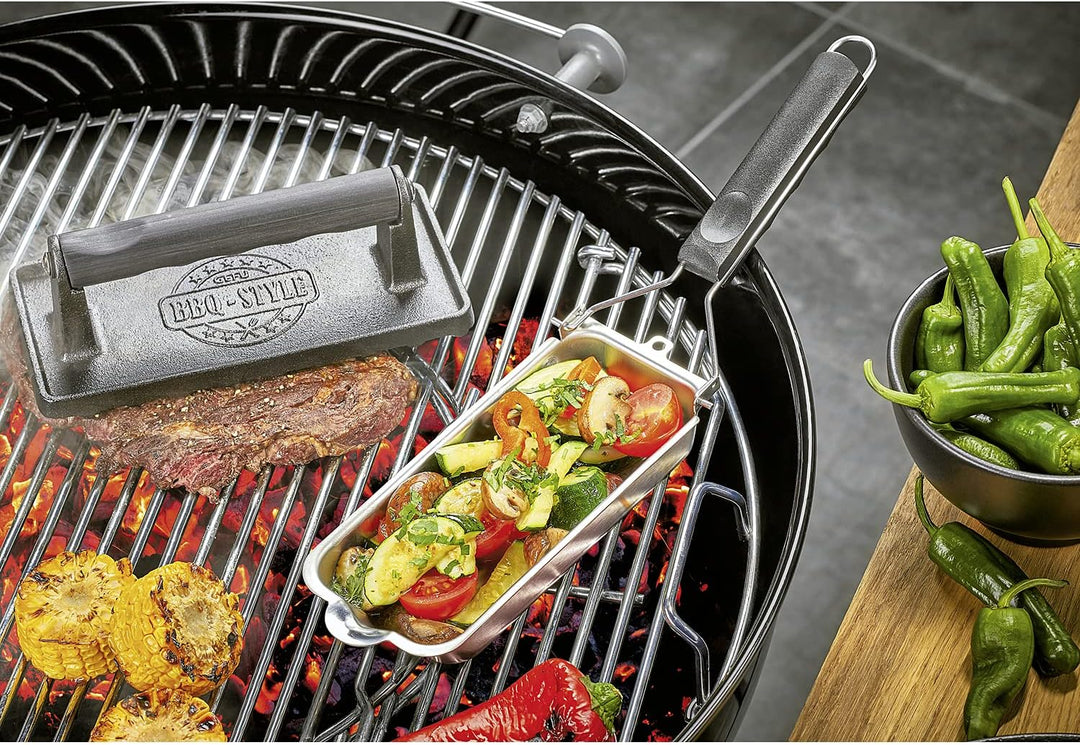 GEFU Grillpfännchen BBQ – wiederverwendbare Mini-Pfanne aus Edelstahl für den Grill, mit Ausguss & S