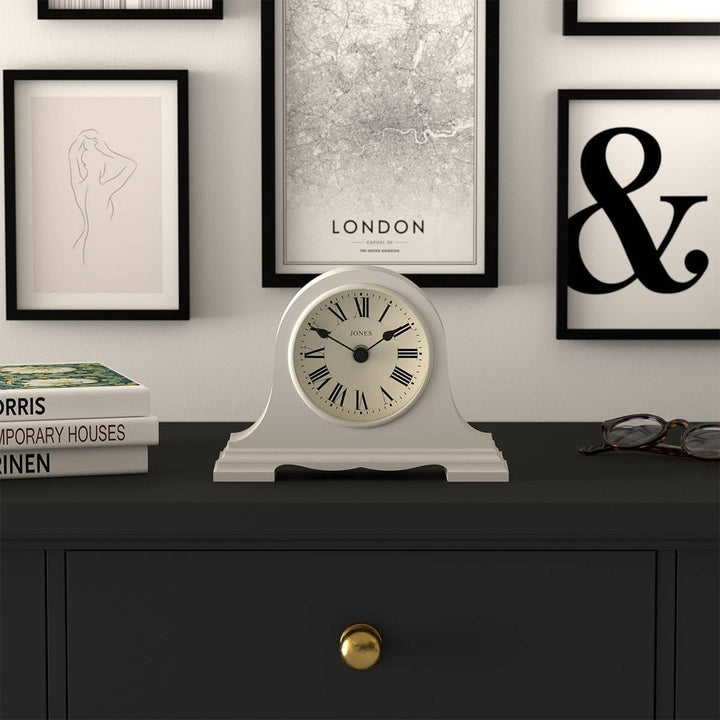 JONES CLOCKS® Speakeasy Kleine Kaminsimsuhr | Klassisches napoleonshut-Design | Grau | Römische Zahl