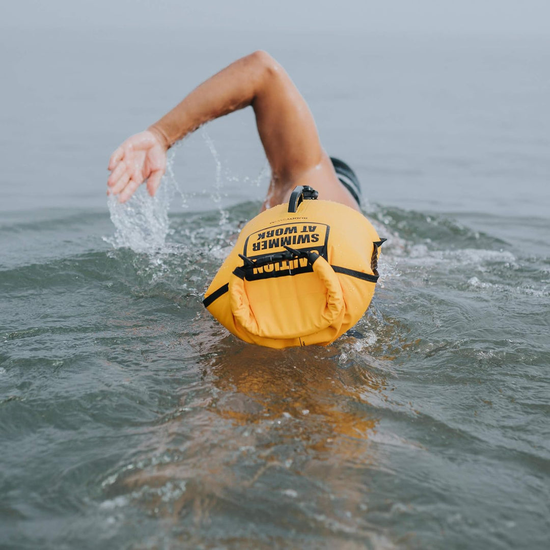 Buddyswim Set aus Freiwasser-Schwimmboje 28 Liter und Badekappe. Sicherheitsboje zum Schwimmen im of