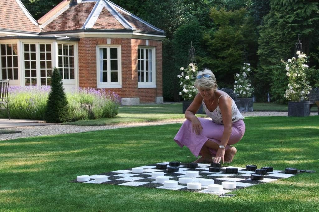 Übergames XXXL Garten Dame Figuren aus langlebigem PVC für Freiland Garten und Parks