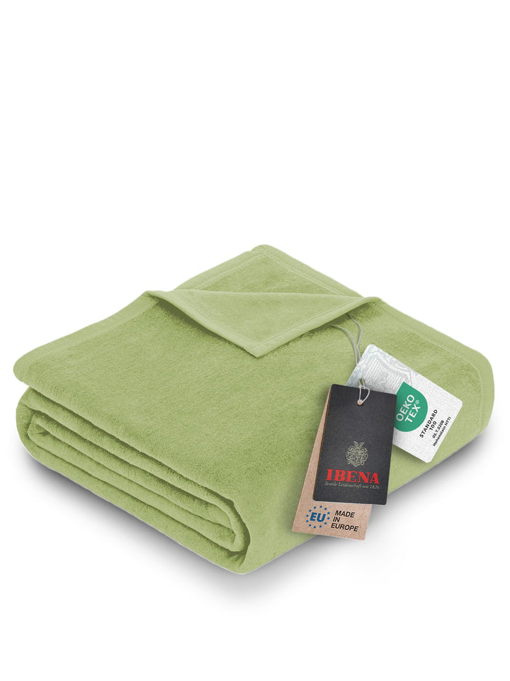 Ibena Porto XXL Decke 180x220 cm – Baumwollmischung weich, warm &amp; waschbar, Tagesdecke grün einfarbi