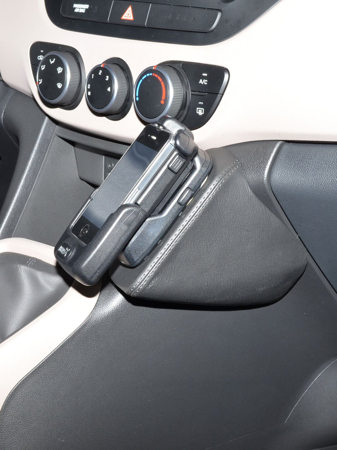 KUDA 1415 Halterung Kunstleder schwarz für Hyundai i10 (2. Gen) ab 11/2013 (ohne Klappe), 1415