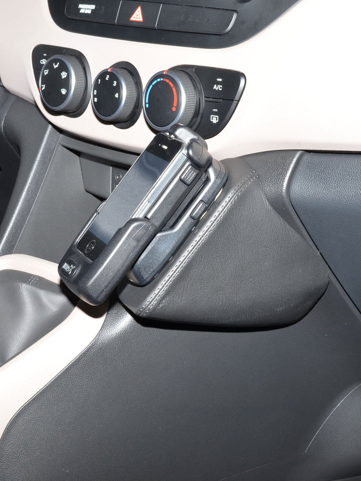KUDA 1415 Halterung Kunstleder schwarz für Hyundai i10 (2. Gen) ab 11/2013 (ohne Klappe), 1415