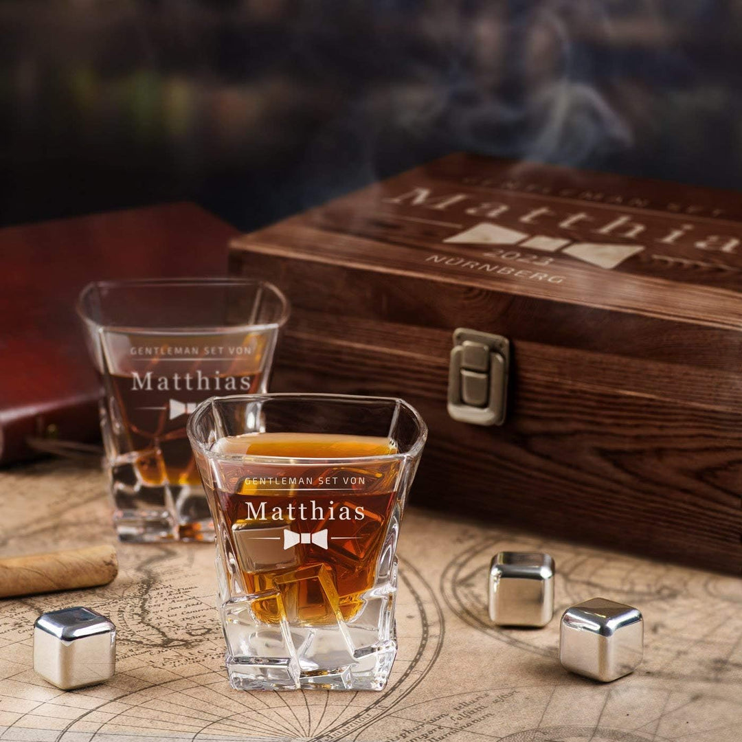 Maverton Whisky Steine Set - in Holzbox mit Gravur - 8 Eiswürfel + 2 Whisky Gläser + Zange + Samtbeu