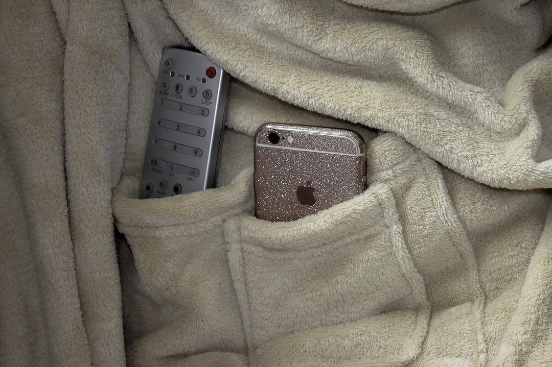 Brandsseller Flauschige TV-Decke mit Ärmeln 150x180 cm in Cashmere Feeling - Fusssack und 2 Taschen