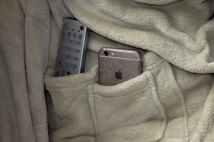 Brandsseller Flauschige TV-Decke mit Ärmeln 150x180 cm in Cashmere Feeling - Fusssack und 2 Taschen