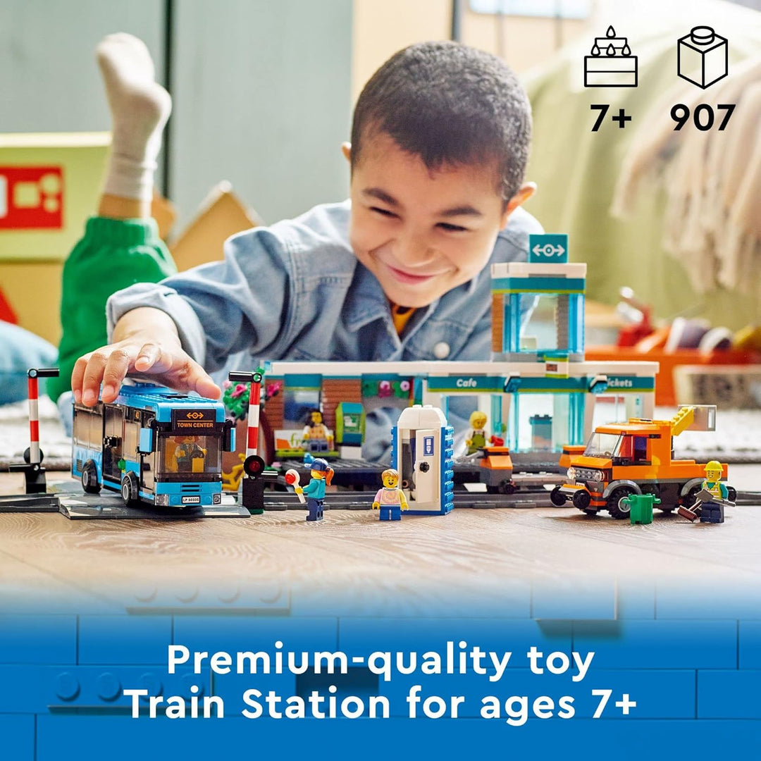 Lego 60335 City Der Bahnhof: Stadtabenteuer mit Bus, Hubwagen, 6 Minifiguren, Strassenschilder, komp
