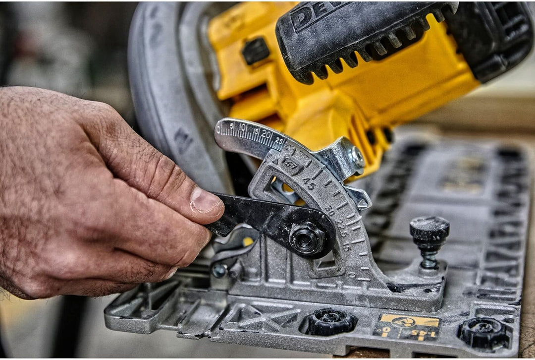 DeWalt Handkreissäge (1,350 Watt, 61 mm Schnitttiefe, Sägeblatt-Ø 190/30 mm, inkl. Schutzhauben-Aufs